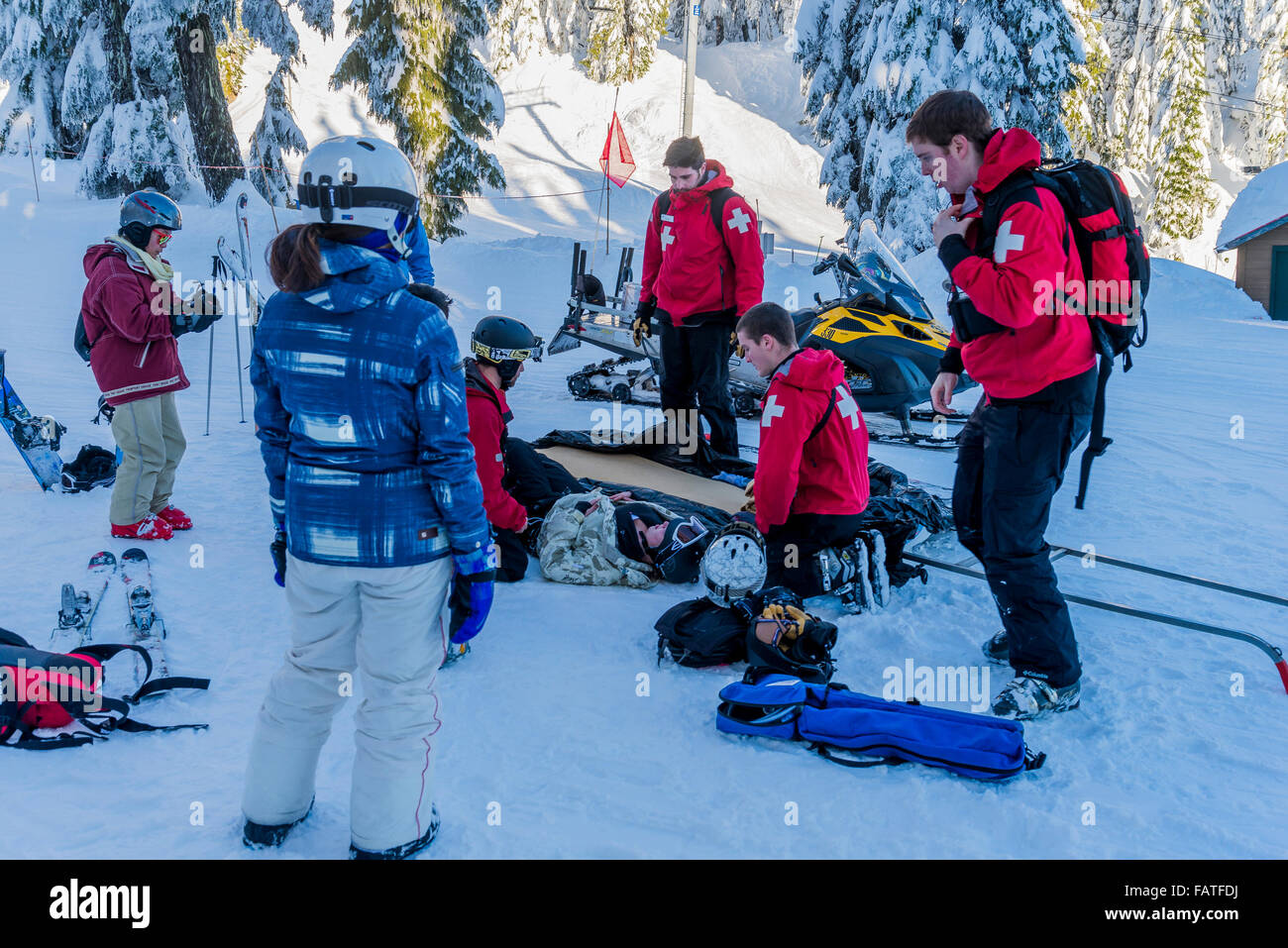 Des secouristes aident blessés skieur. snowboarder, Parc provincial Mount Seymour, North Vancouver, Colombie-Britannique, Canada Banque D'Images