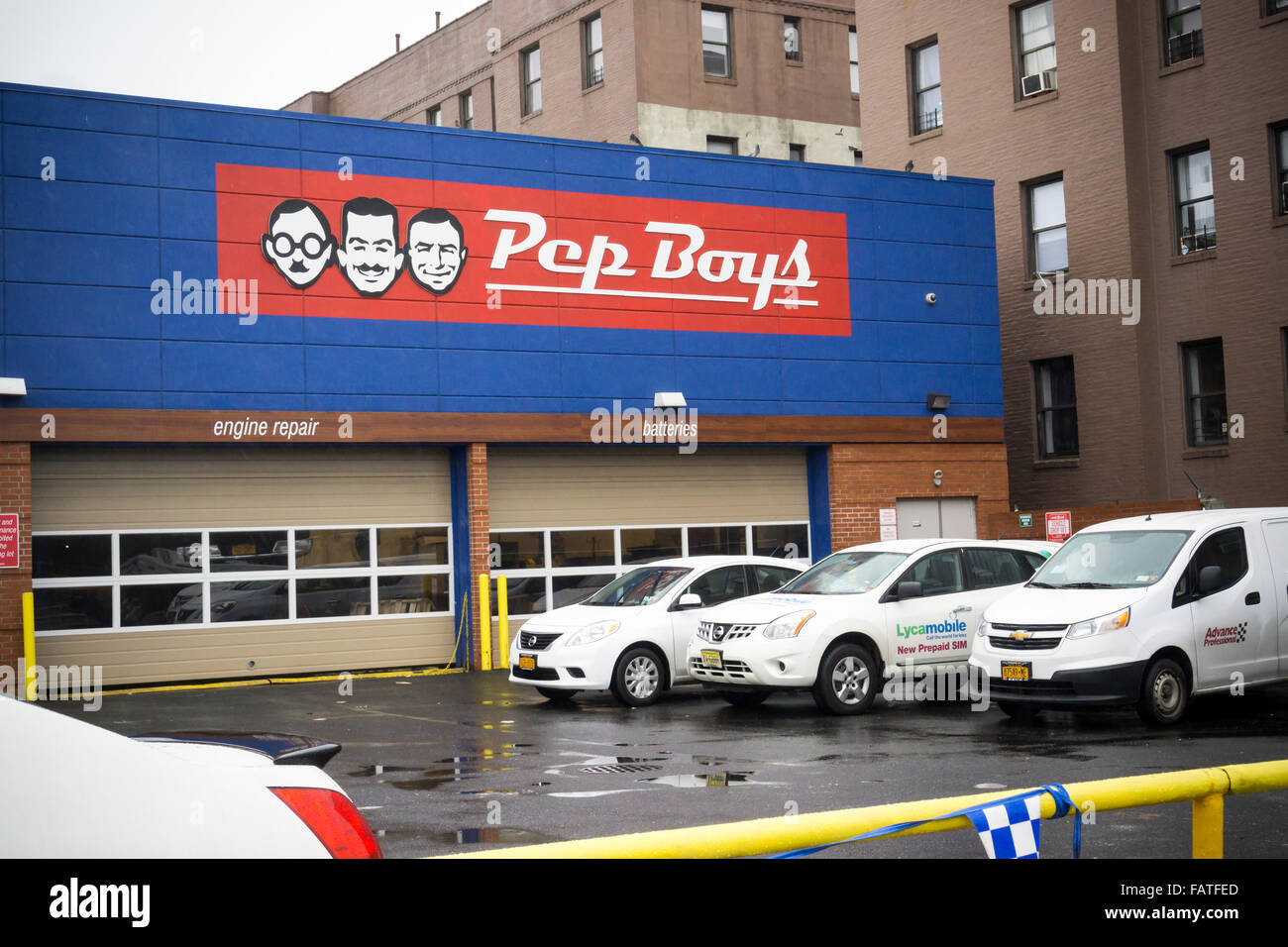 Un Pep Boys auto parts store dans le quartier de Sunnyside de New York le Mardi, Décembre 29, 2015. Actions de la détaillant de pièces automobiles ont atteint leur plus haut niveau en huit ans que l'opa de l'activiste japonais Bridgestone tiremaker et investisseur Carl Icahn ne cessent d'augmenter. Icahn juste battu avec Bridgestone une soumission qui met la prise à environ 1 milliard de dollars. (© Richard B. Levine) Banque D'Images