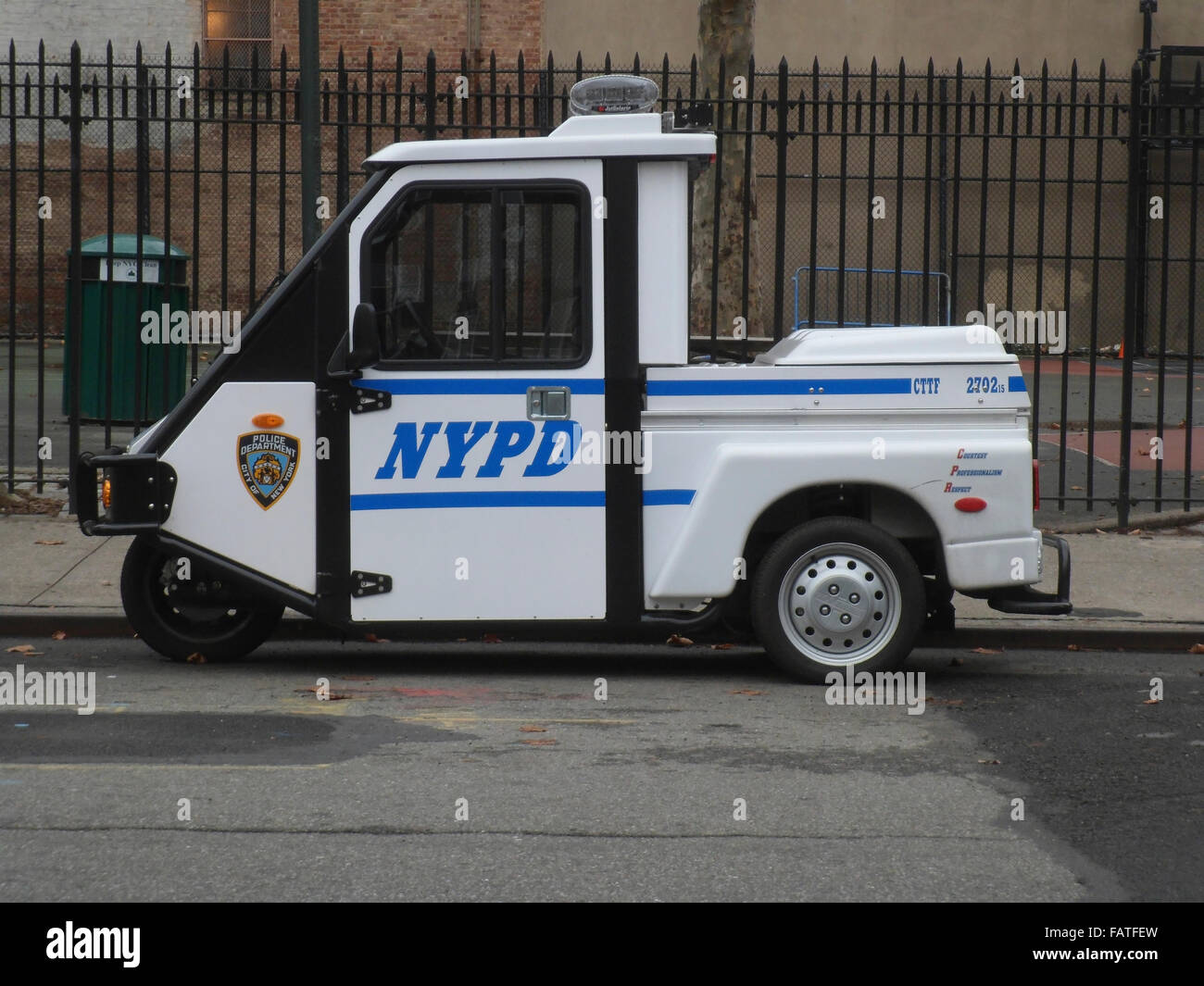 Un scooter garé dans NYPD New York vendredi, 25 Décembre, 2015. Le NYPD envisage de remplacer le vieillissement de trois-roues scooter avec la flotte de voitures Smart. Les voitures sont plus sûres, ont la climatisation et sont moins chers. (© Richard B. Levine) Banque D'Images