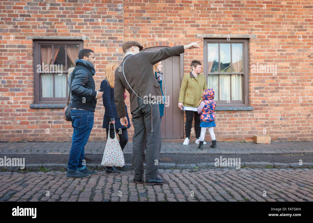 Les visiteurs de la Black Country Living Museum, Dudley, UK Obtenir itinéraire à partir d'une guide du musée dans une rue. Banque D'Images