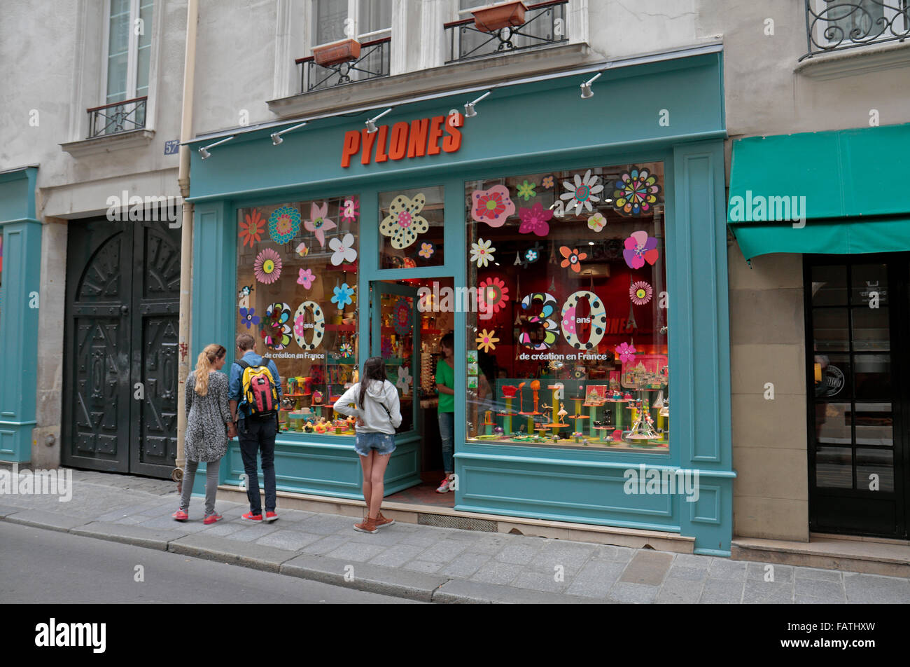 Une boutique de cadeaux design pylones, rue St Louis en l'île, Paris, France  Photo Stock - Alamy