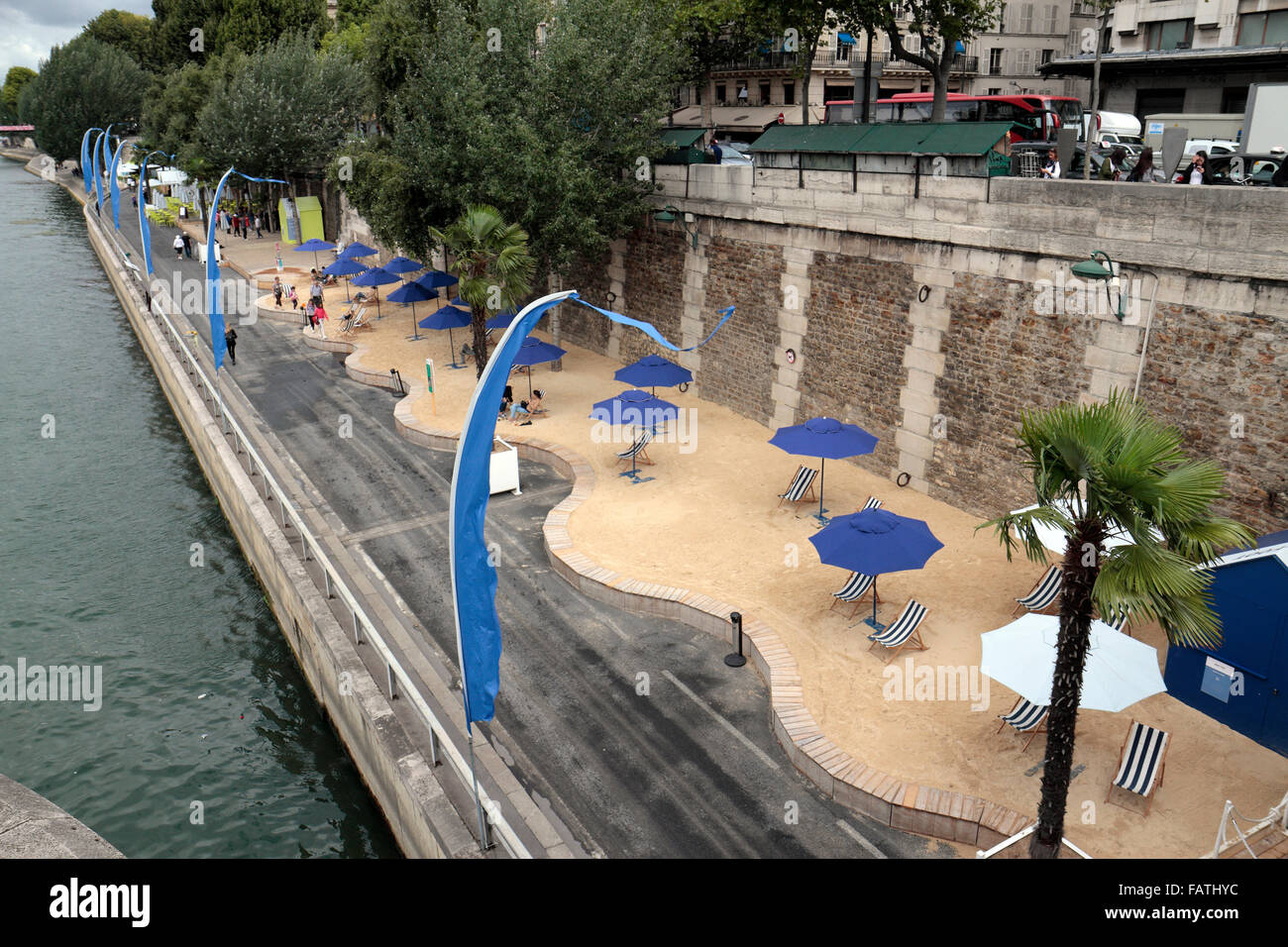 Les plages Paris-Plages ('Paris') plage près de Pont Neuf à Paris, France. (Sur un couvert très venteux summers jour !) Banque D'Images