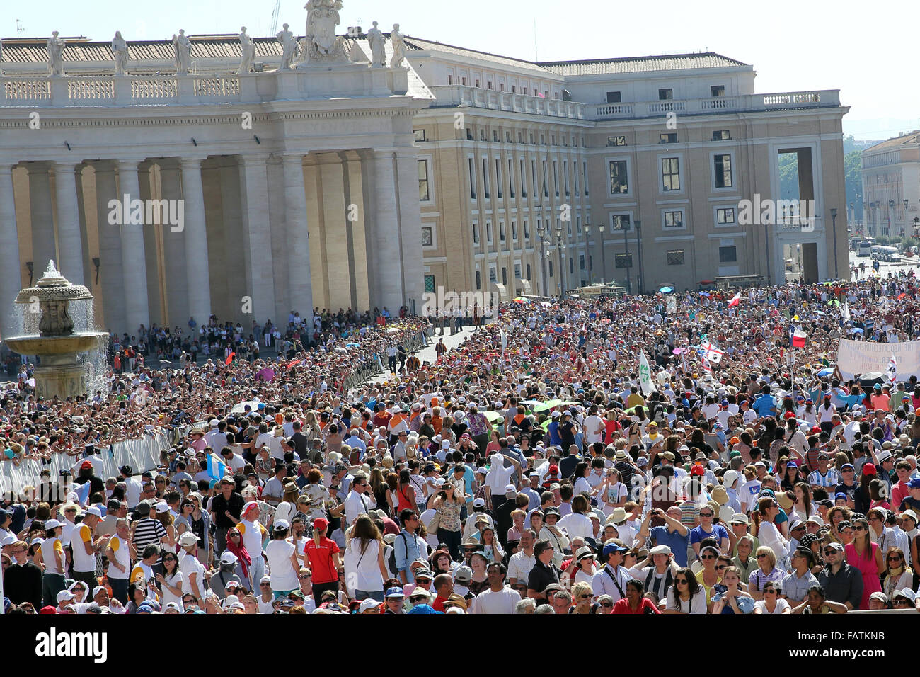 Les pèlerins avant le Pape François lors d'une audience générale hebdomadaire sur la Place Saint-Pierre au Vatican. Banque D'Images