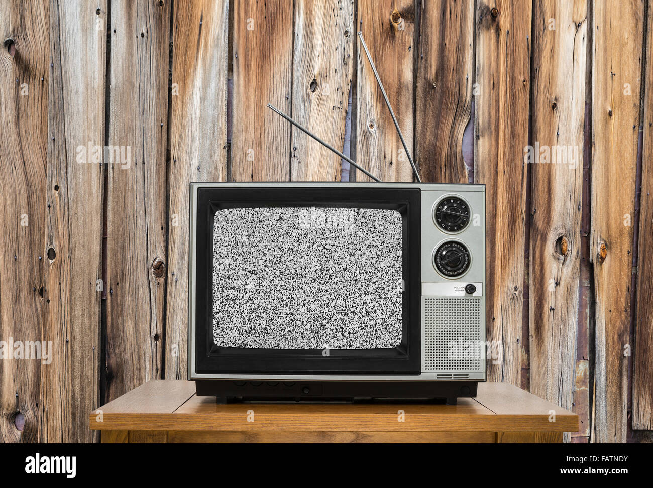 La télévision vintage avec mur en bois rustique et d'écran statique. Banque D'Images