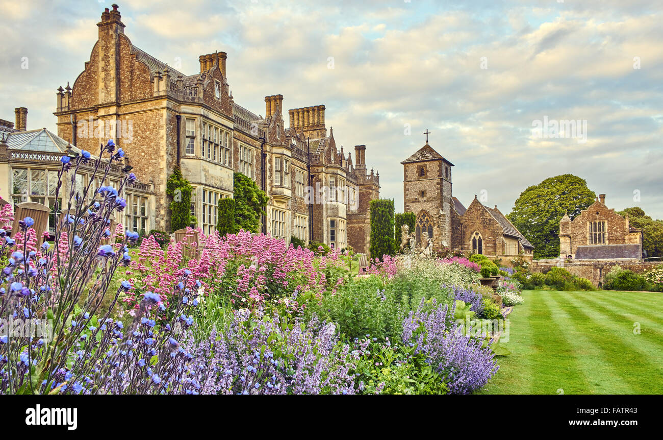 Wiston House et jardins avec des fleurs vivaces pensionnaires un soir d'été Banque D'Images