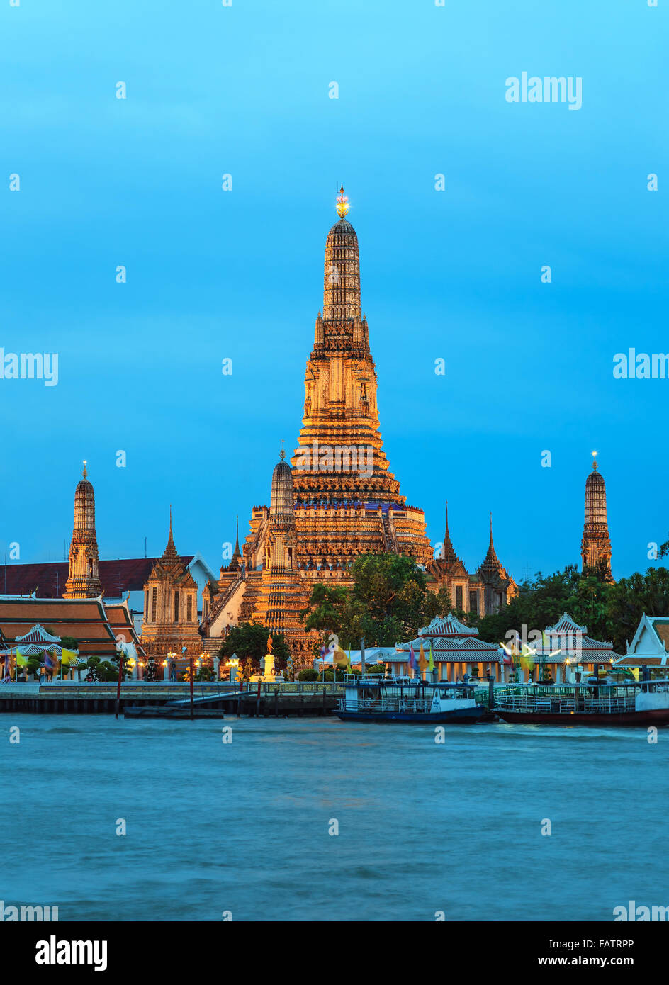 Wat Arun temple et la rivière Chao Phraya, Bangkok, Thaïlande Banque D'Images