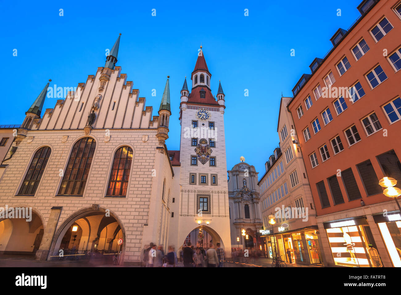 Scène de nuit à l'ancien hôtel de ville de Munich, Allemagne Banque D'Images