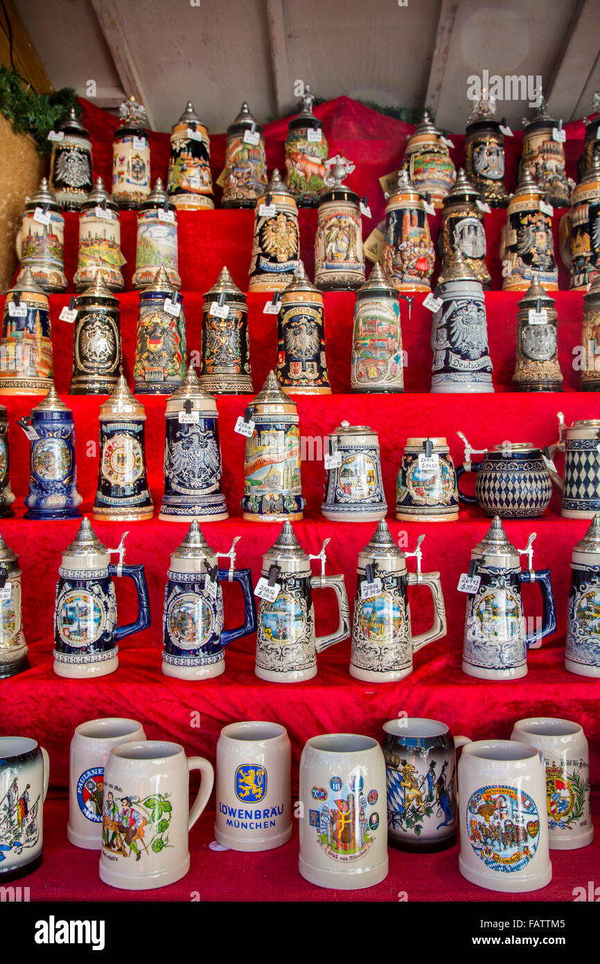 Denver, Colorado - steins allemands de bière en vente sur le marché, un Christkindl Denver allemand traditionnel marché de Noël. Banque D'Images