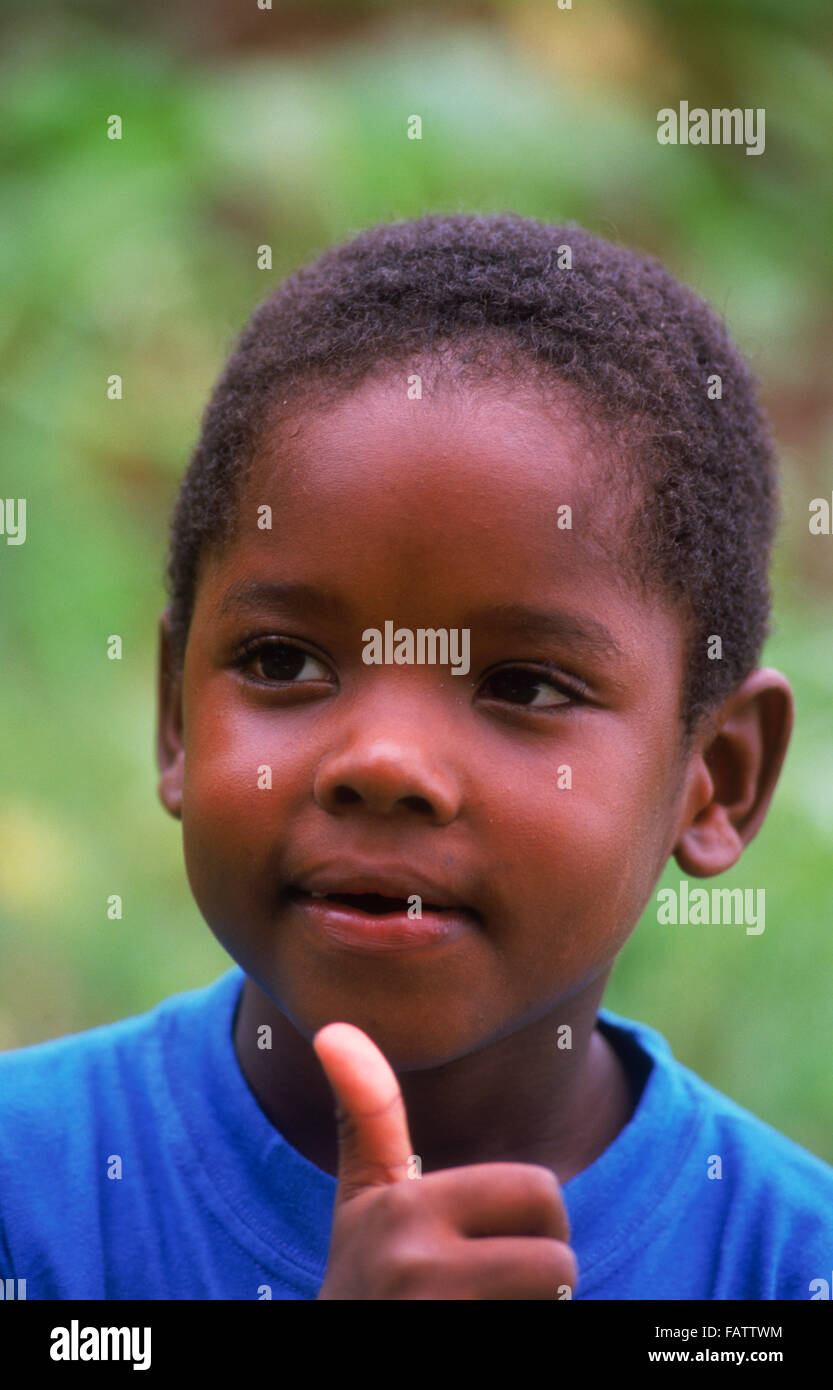 Young African boy holding le Thumbs up heureux et positif dans les îles Seychelles Banque D'Images