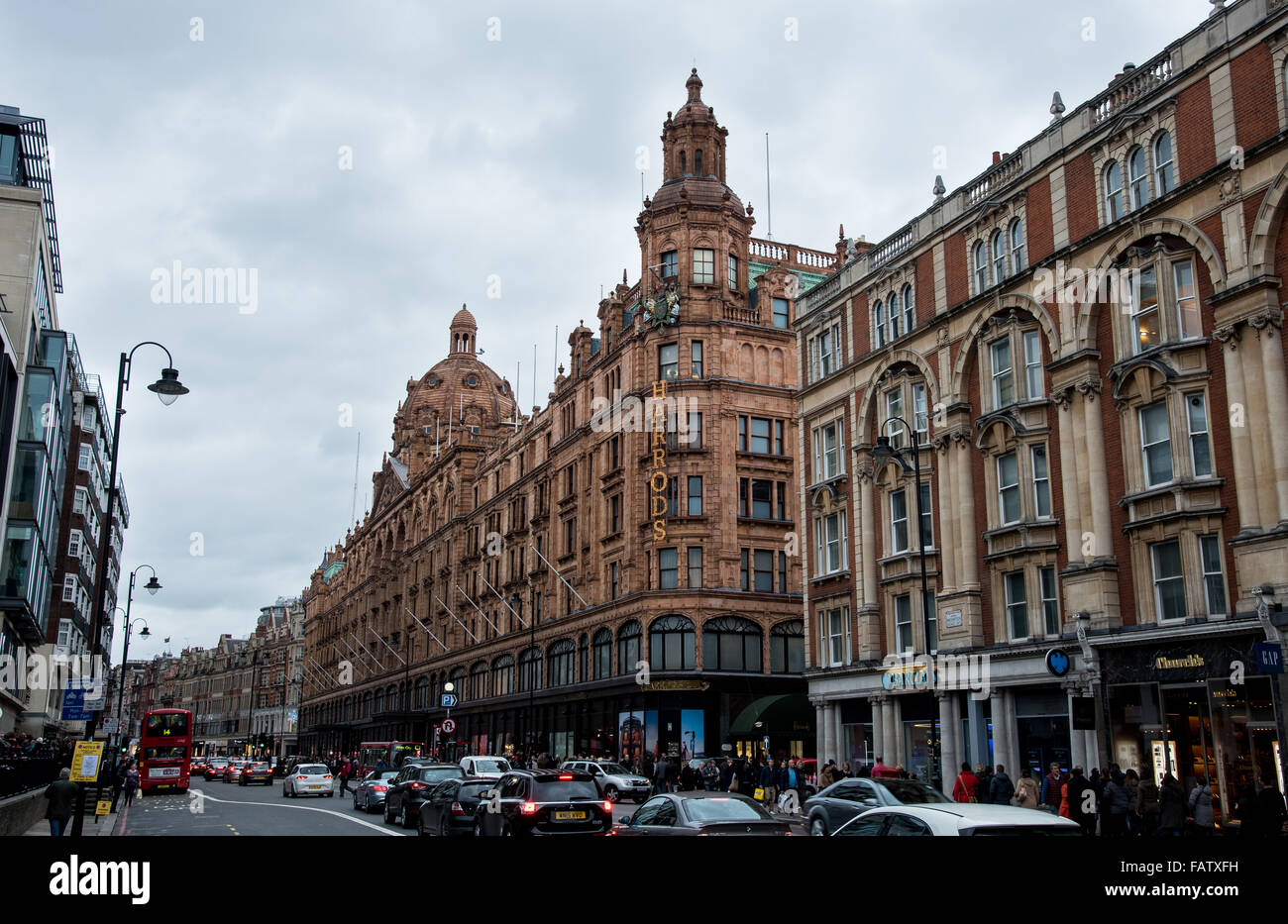 Londres, Angleterre - 12 décembre 2015 : paysage urbain dans la ville de Londres, près de Harrods luxury shopping centre au Royaume-Uni. Banque D'Images