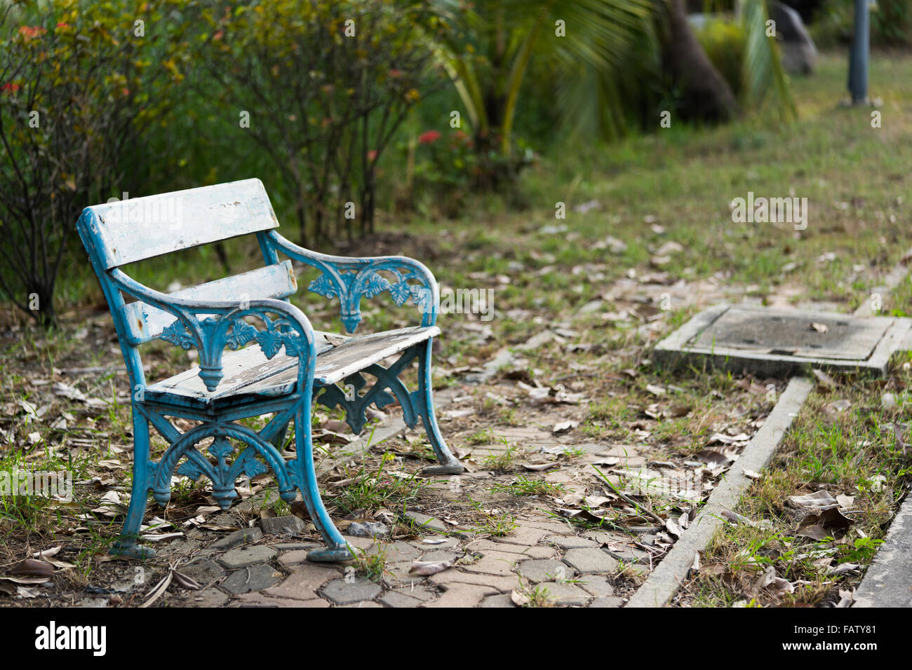 Vieux banc en bois dans le parc Banque D'Images