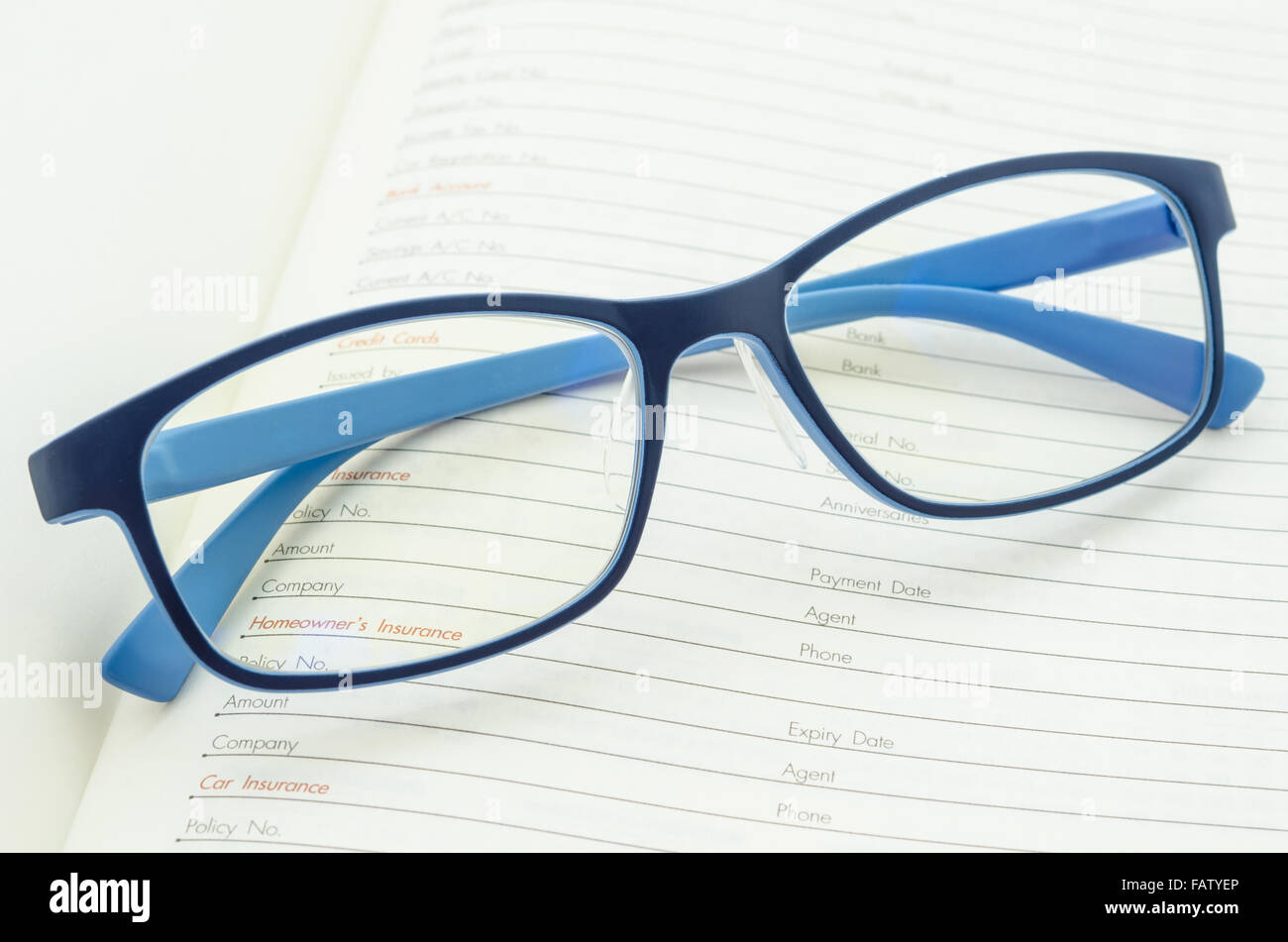 Lunettes sur open diary planner. Banque D'Images