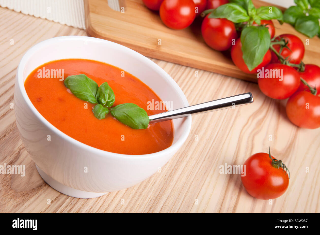 Soupe de tomate au basilic dans un bol. Banque D'Images