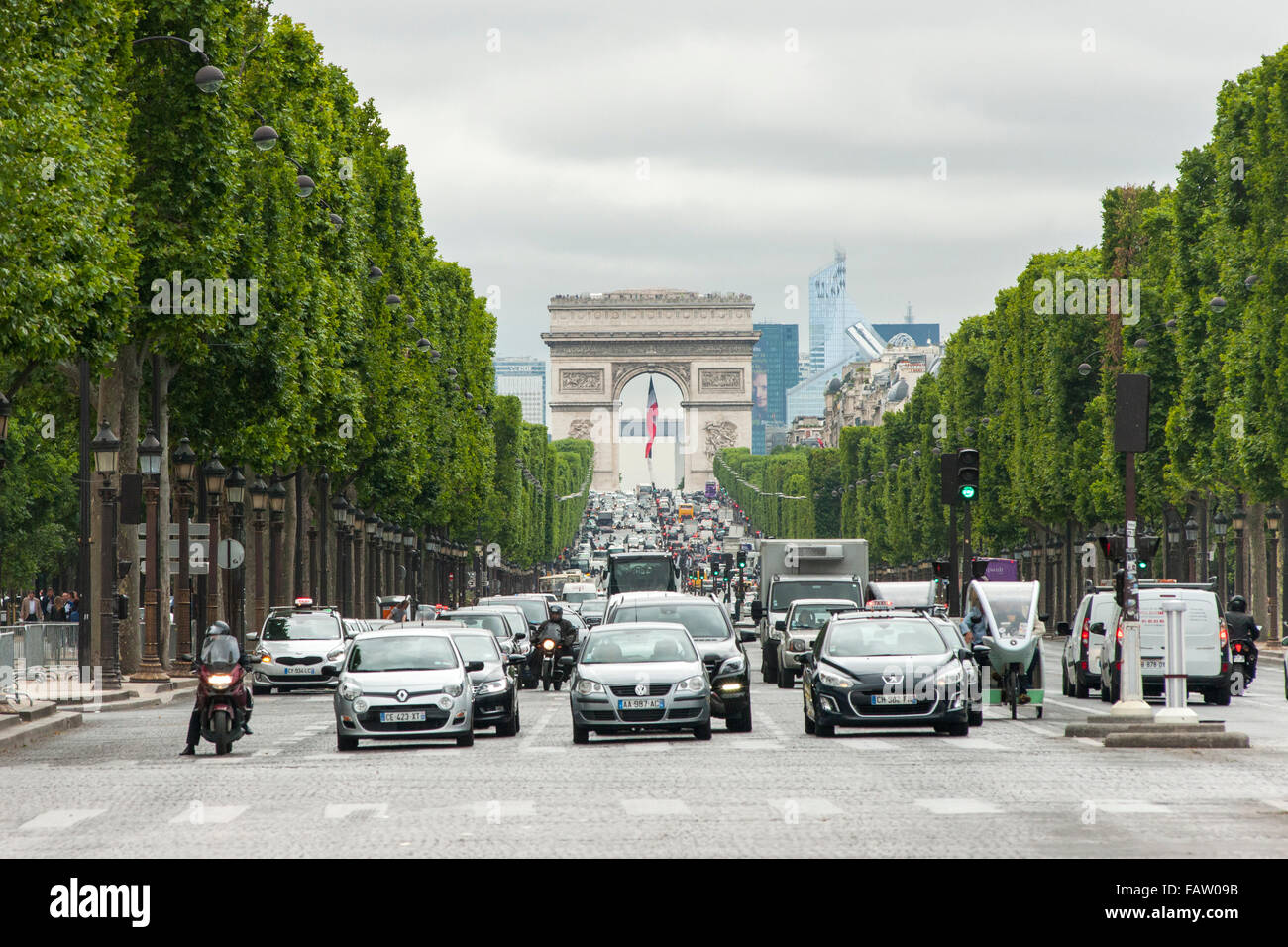 Vue vers le haut de l'Avenue des Champs Élysées en regardant vers l'Arc de Triomphe à Paris. Banque D'Images