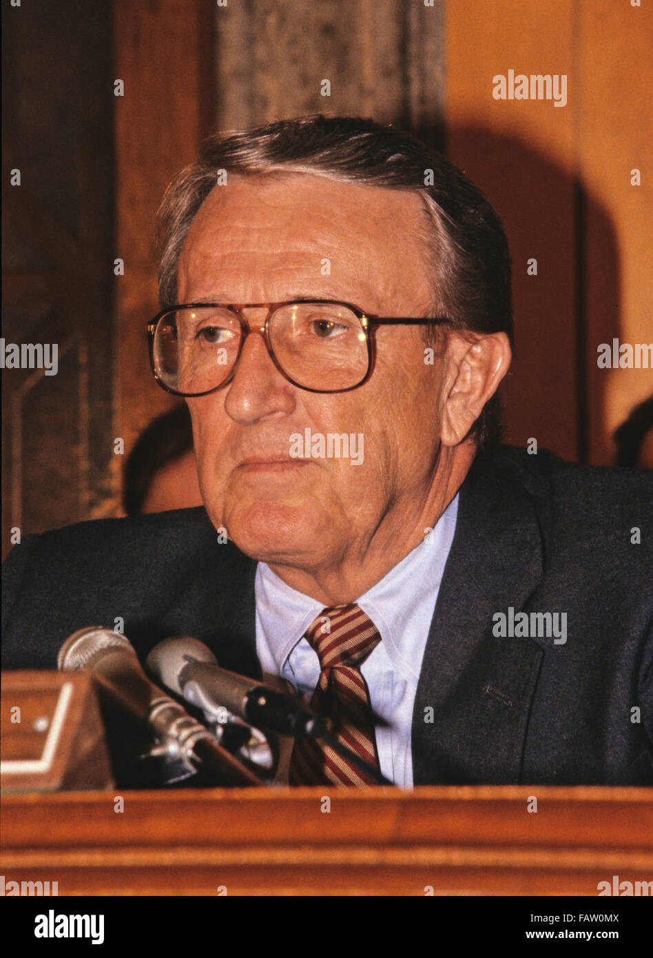 Sénateur des États-Unis Dale Bumpers (Démocrate de l'Arkansas) questions témoin au cours de l'audience du Comité de surveillance du Sénat américain Wedtech sur le scandale de l'attribution des marchés publics douteux à Washington, DC, le 9 septembre 1987. L'ancien sénateur de pare-chocs est décédé le samedi 2 janvier 2016 à l'âge de 90 ans. Credit : Arnie Sachs/CNP - AUCUN FIL SERVICE - Banque D'Images