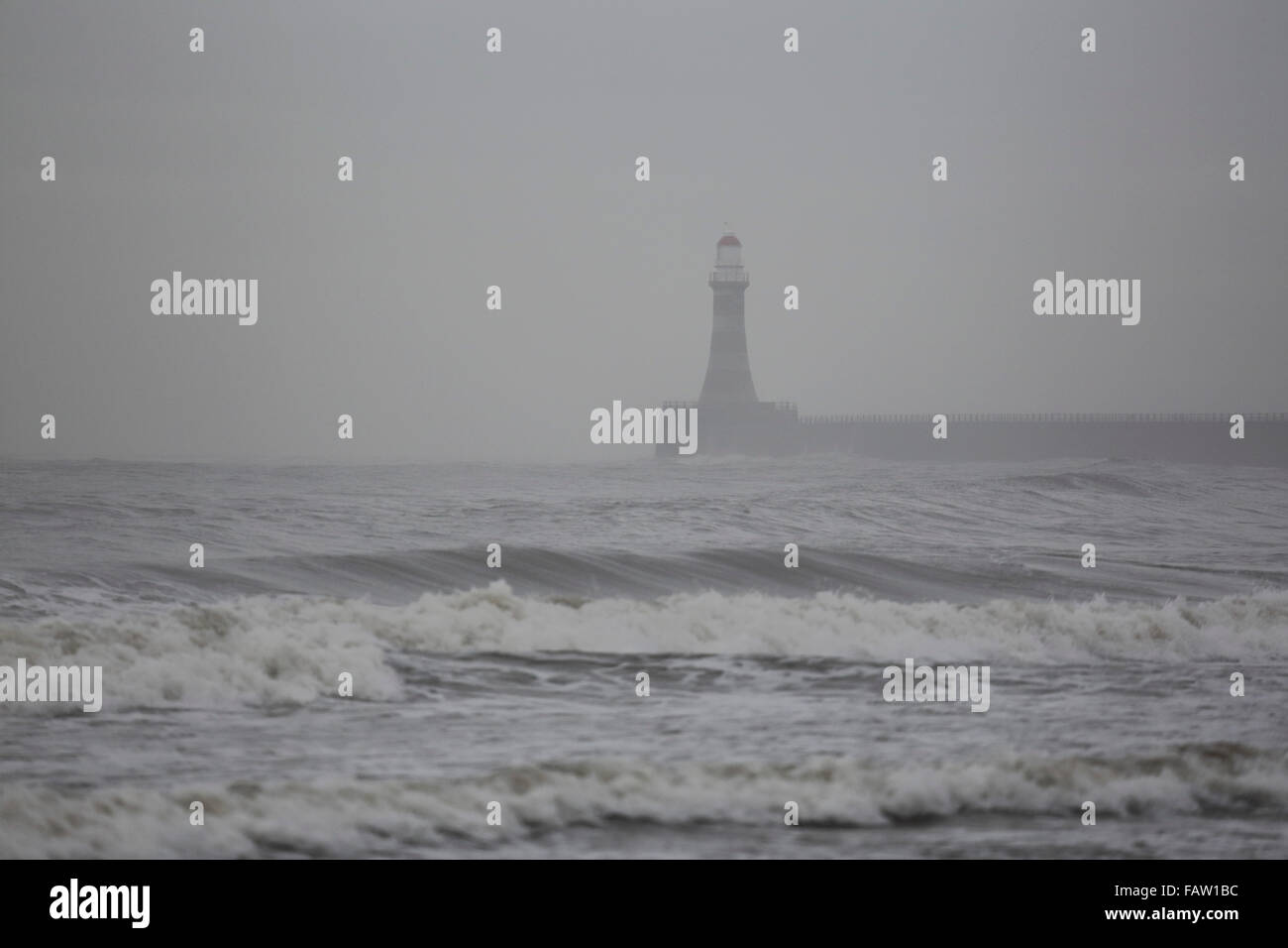 La pluie tombe dans la mer du Nord par Roker Phare sur un jour d'hiver gris à Sunderland, en Angleterre. Banque D'Images