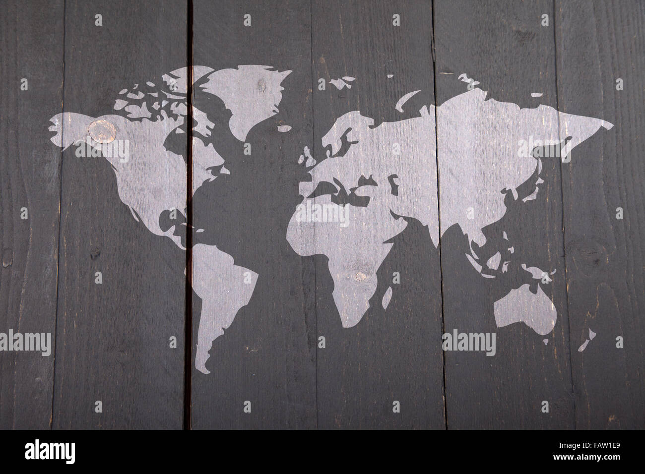 Carte du monde sur fond de bois noir foncé Banque D'Images