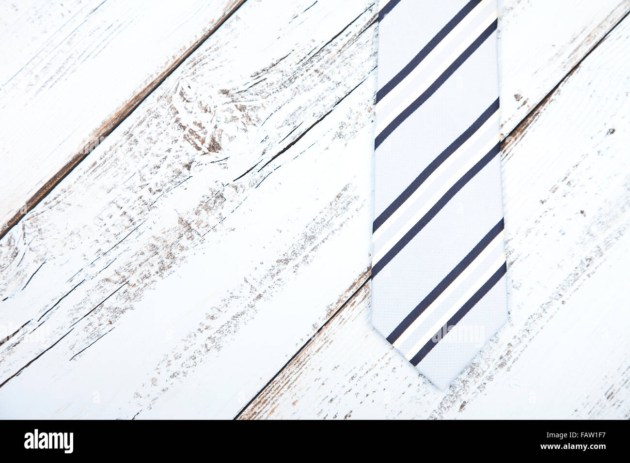 Tie Business bleu clair sur fond de bois Banque D'Images