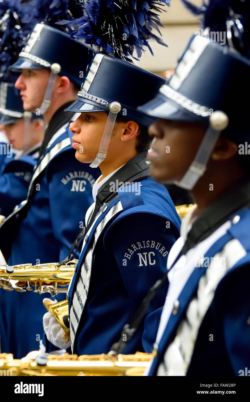 Londres, Royaume-Uni. Le défilé du Nouvel An Jan1 2016. Hickory Ridge High School Marching Band Régiment Bleu de Harrisburg, Caroline N Banque D'Images