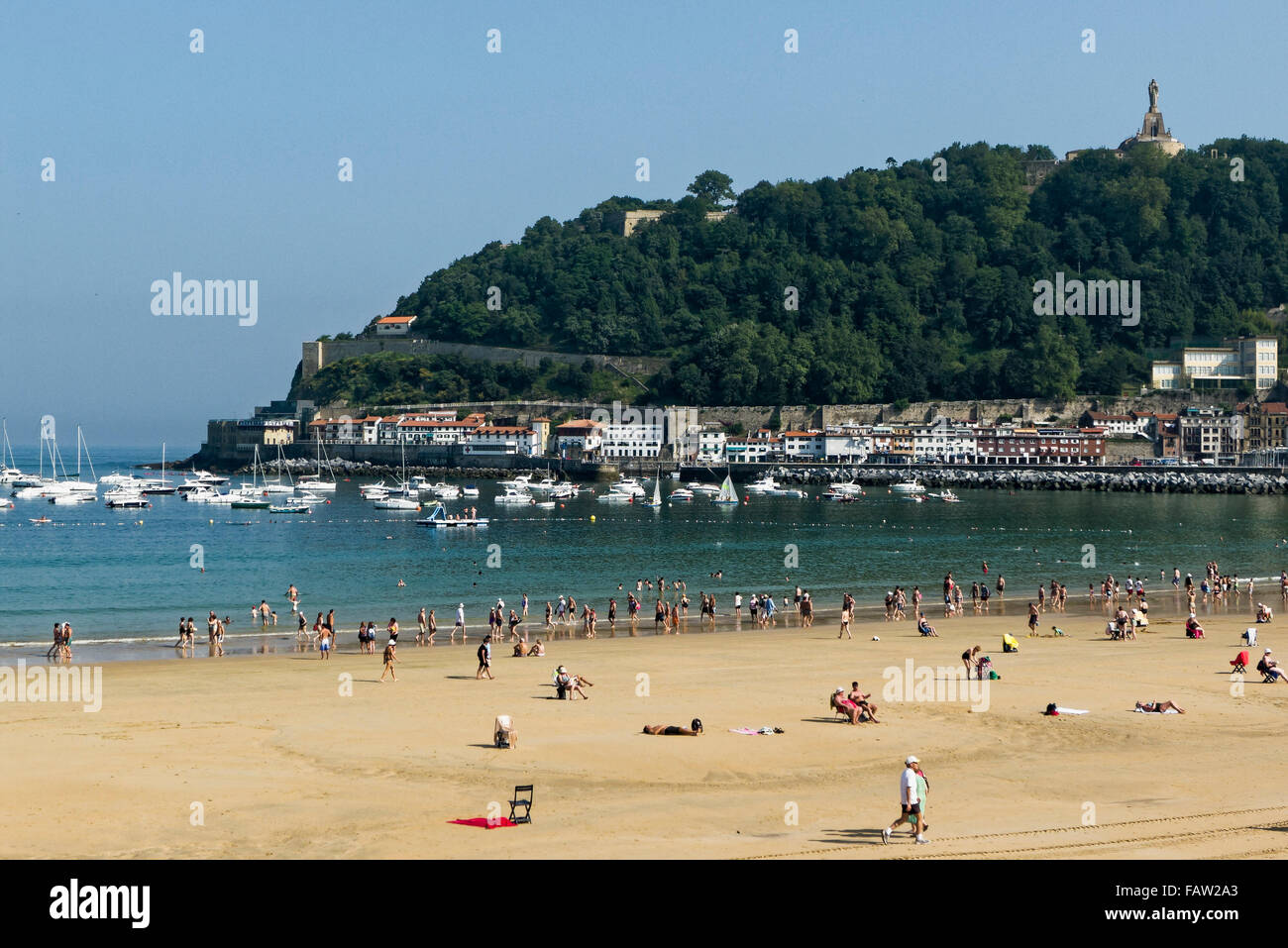 Monte Urgull mendia et urbain beach Playa de la Concha, San Sebastián, Guipúzcoa, Pays Basque, Espagne Banque D'Images