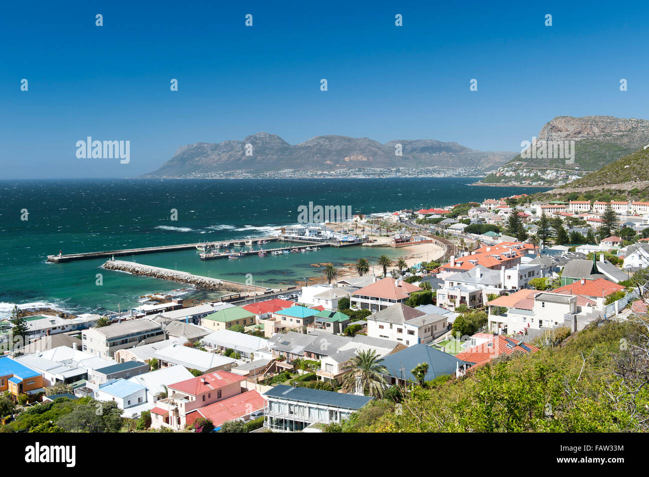 Vue sur False Bay et le port de Kalk Bay sur le littoral de l'Océan Indien, à Cape Town, Afrique du Sud. Banque D'Images