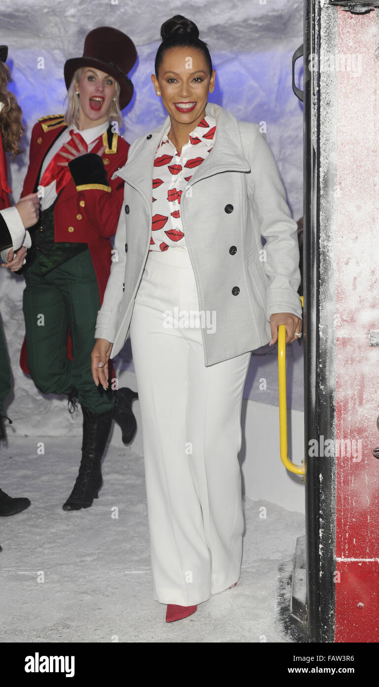 Mel B planches le Westfield Shopping Centre Bus de Noël à Sheperd's Bush avec ses filles avec : Mel B, Melanie Brown Où : London, Royaume-Uni Quand : 23 Nov 2015 Banque D'Images