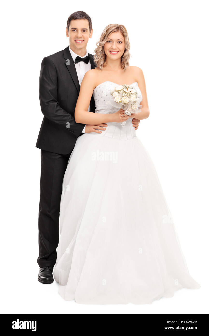 Portrait d'une jeune mariée et le marié posing together isolé sur fond blanc Banque D'Images