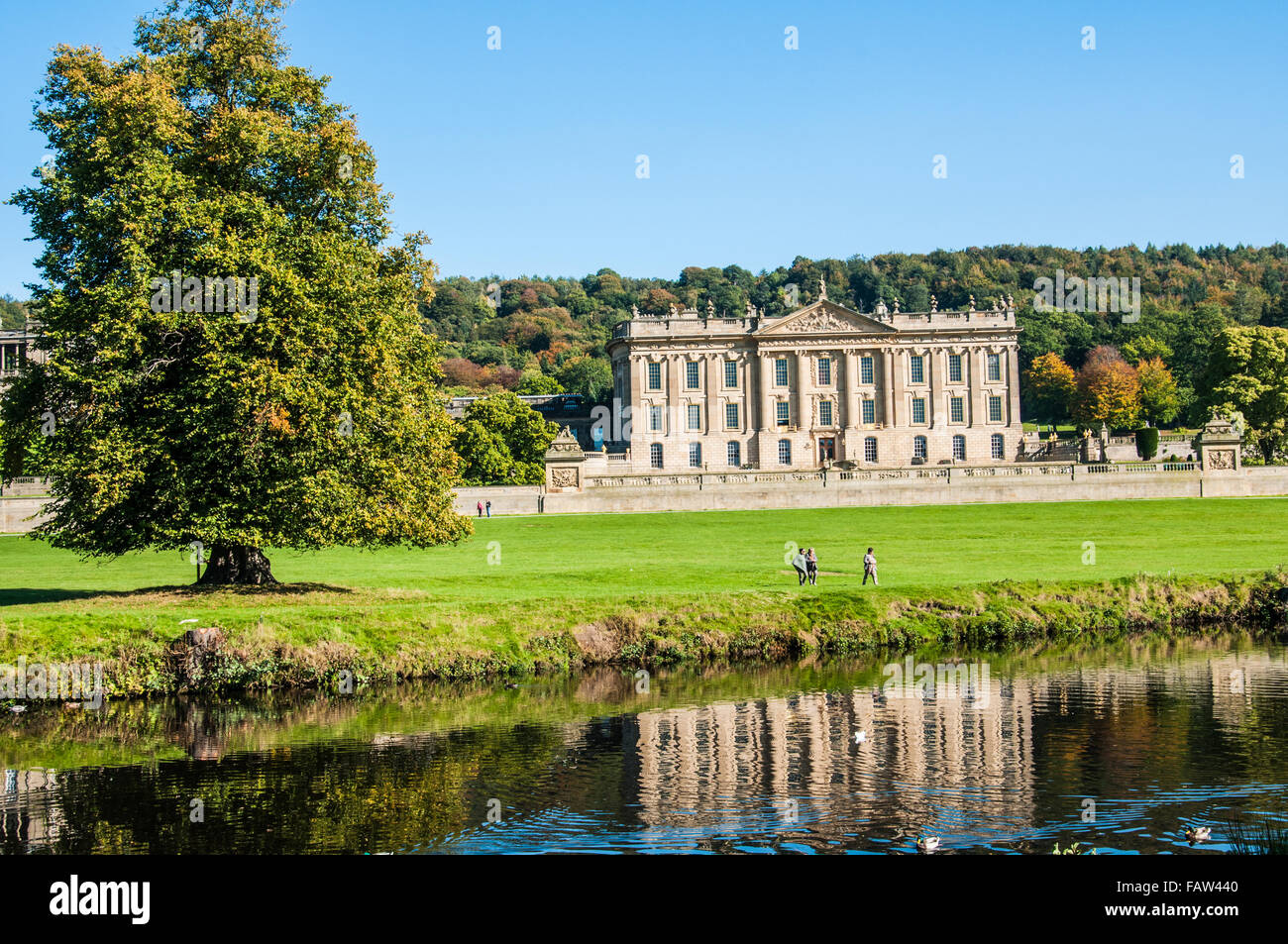 Au cours de la rivière Wye Chatsworth House reflétant dans l'eau Ray Boswell Banque D'Images