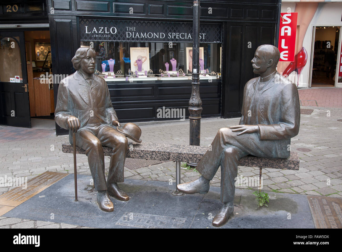 Oscar Wilde et Eduard Vilde Sculptures, Galway, Irlande Banque D'Images