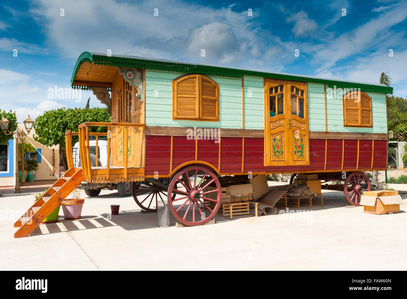 Roulottes à l'extérieur d'un atelier d'artisanat sur l'île d'Ibiza, Espagne, Europe. Banque D'Images
