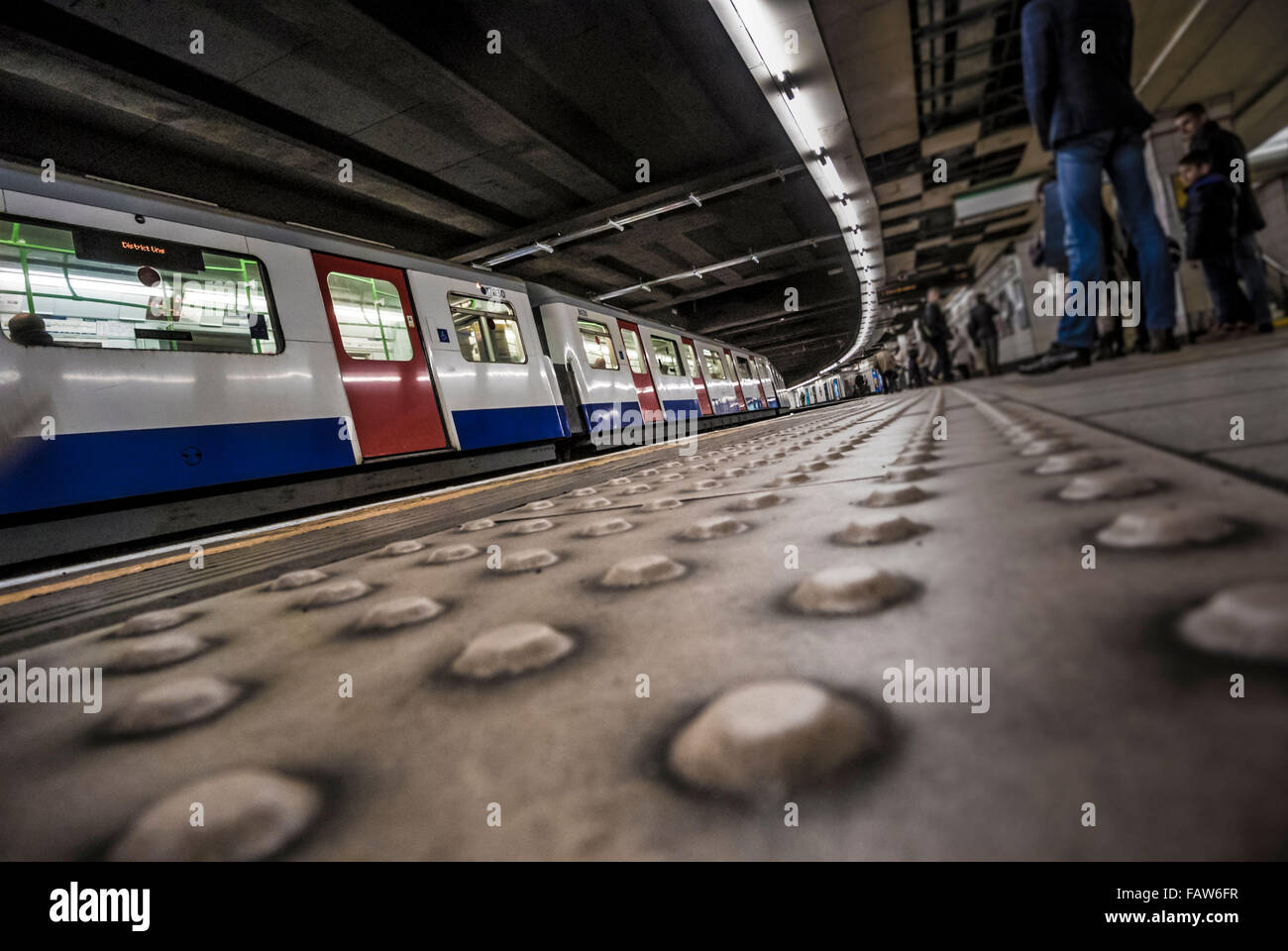 La station de métro de Londres avec train de tube et de la plate-forme Banque D'Images