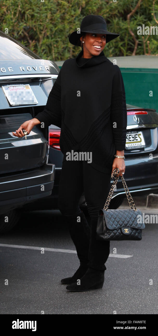 Kelly Rowland sortir shopping à Bristol Farms dans Beverly Hills toute vêtue de noir et portant un chapeau trilby noir comprend : Kelly Rowland Où : Los Angeles, California, United States Quand : 24 Nov 2015 Banque D'Images