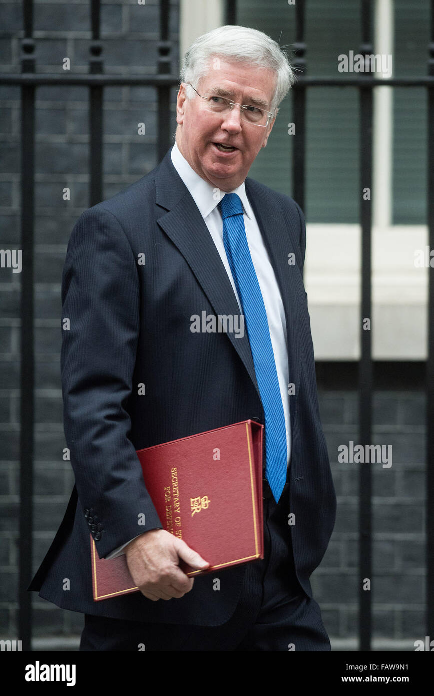 Ministres quitter 10 Downing Street avant de premiers ministres des questions. Avec : Michael Fallon Où : London, Royaume-Uni Quand : 25 Nov 2015 Banque D'Images