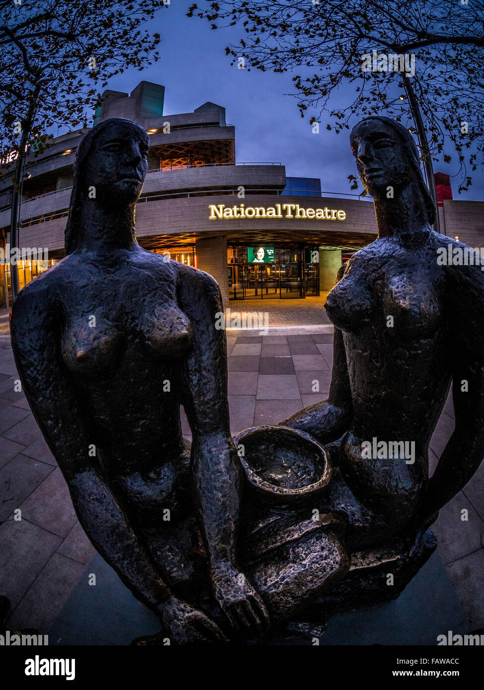 Théâtre National sur la rive sud de la Tamise, Londres, la sculpture est UK. La fierté de Londres, Frank Dobson (1886-1963). Banque D'Images