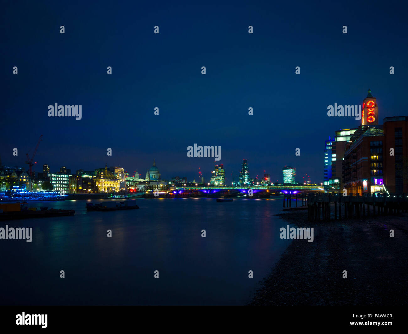 La Cathédrale St Paul, Blackfriars Bridge, Tamise, et toits de Londres au crépuscule. Banque D'Images