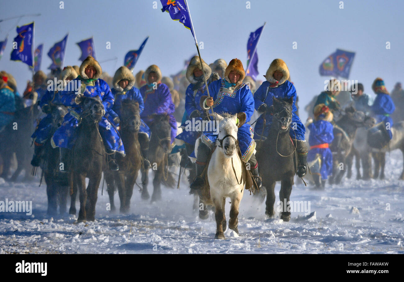 Bannière Ujimqin ouest, la Région autonome de Mongolie intérieure. 5e Jan, 2016. Bergers de l'équitation prendre part à une cérémonie d'ouverture de la culture populaire dans l'ouest de la bannière Ujimqin, Chine du nord, région autonome de Mongolie intérieure, le 5 janvier 2016. Credit : Ren Junchuan/Xinhua/Alamy Live News Banque D'Images