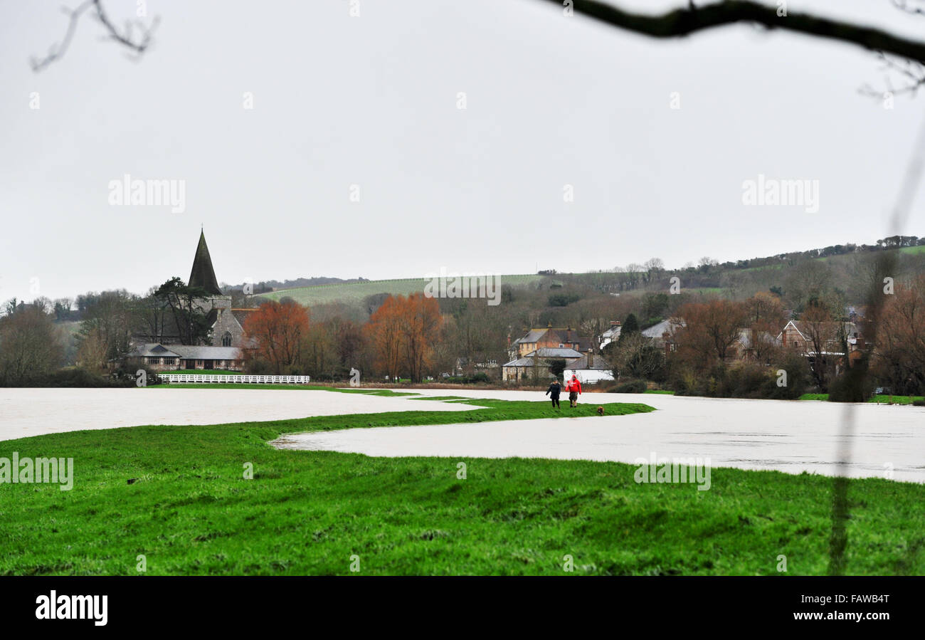Alfriston, Sussex, UK. 5 janvier, 2016. Inondations à Alfriston East Sussex où la rivière Cuckmere a éclaté ses rives . Les prévisions météo sont de fortes pluies à effectuer lors d'une baisse au cours des 12 heures dans la région causer plus de problèmes Crédit : Simon Dack/Alamy Live News Banque D'Images
