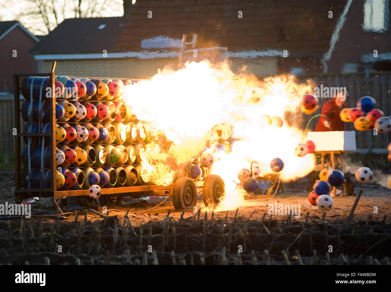 ENSCHEDE, Pays-Bas - 31 déc 2015 : explosion de carbure est une tradition pour le nouvel an aux Pays-Bas et en Belgique. Banque D'Images