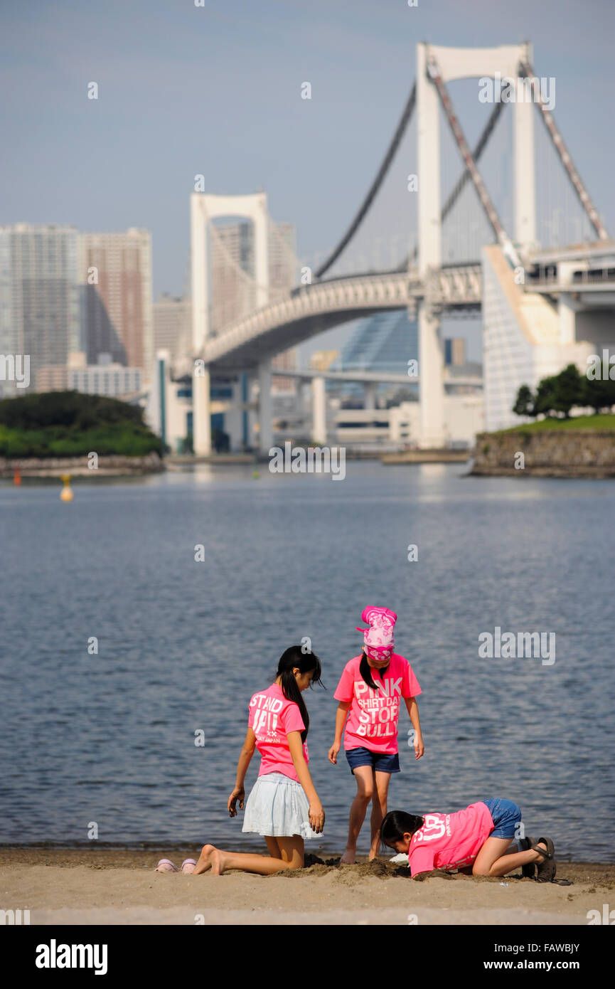 La plage d'Odaiba, sur l'île artificielle de la baie de Tokyo - Japon Banque D'Images