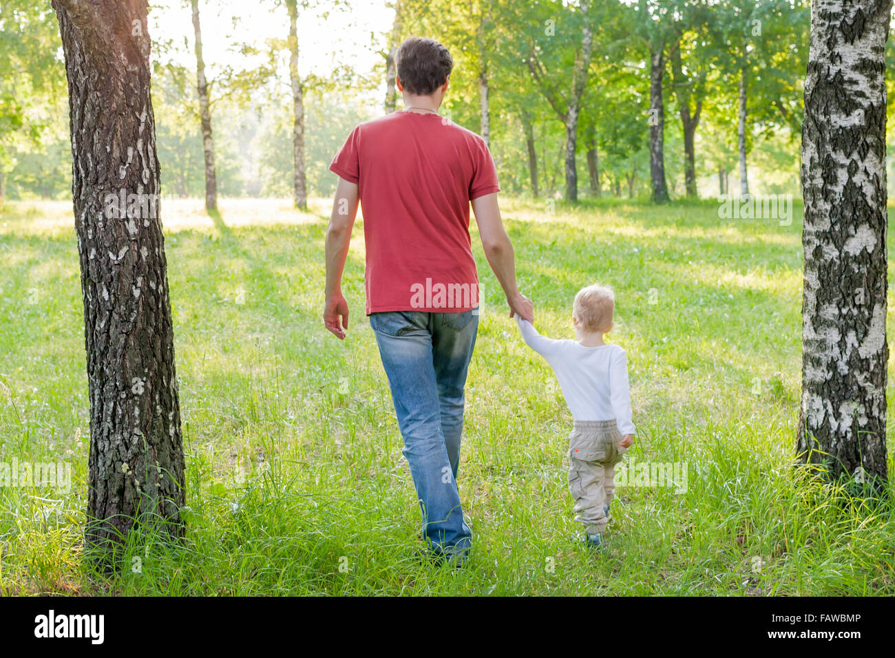 Père et fils de marcher dans le parc en été Banque D'Images