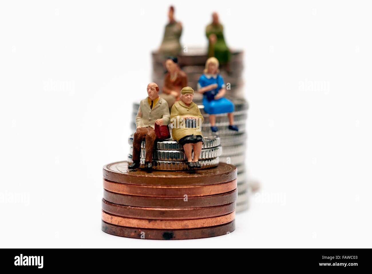 Miniature 6 des gens assis sur des piles de pièces de monnaie britanniques Banque D'Images
