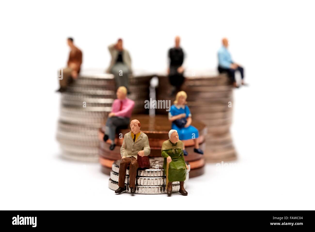 Miniature 8 des gens assis sur des piles de pièces de monnaie britanniques Banque D'Images