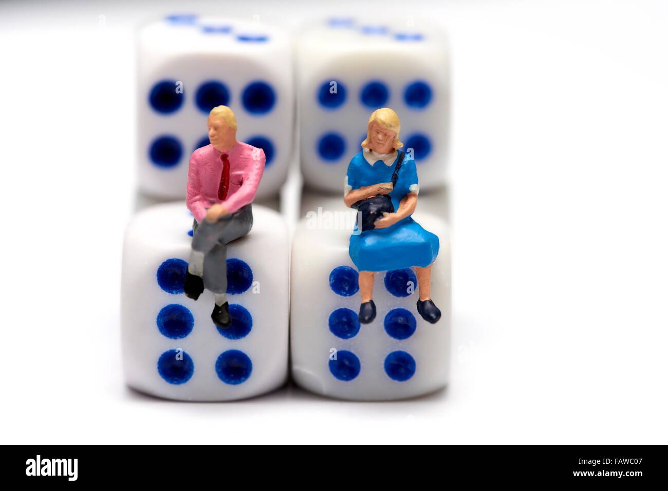 Miniature 2 des gens assis sur des dés Banque D'Images