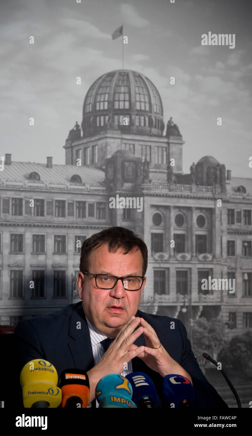 Prague, République tchèque. 05 Jan, 2016. Le ministre du Commerce et de l'industrie Jan Mladek tient conférence de presse pour évaluer son travail au ministère et des commentaires sur des sujets actuels en Prague, République tchèque, le 5 janvier, 2016. © Vit Simanek/CTK Photo/Alamy Live News Banque D'Images