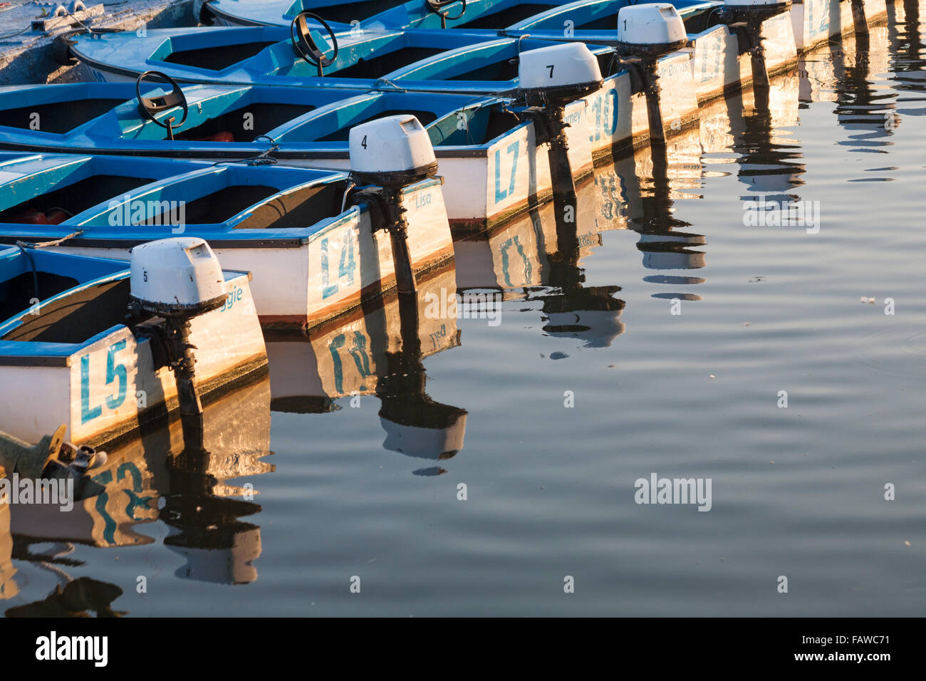Moteurs en bateau à louer sur la rivière Stour à Christchurch Town Quay, Dorset, Royaume-Uni dans la lumière du soir à Augusr Banque D'Images