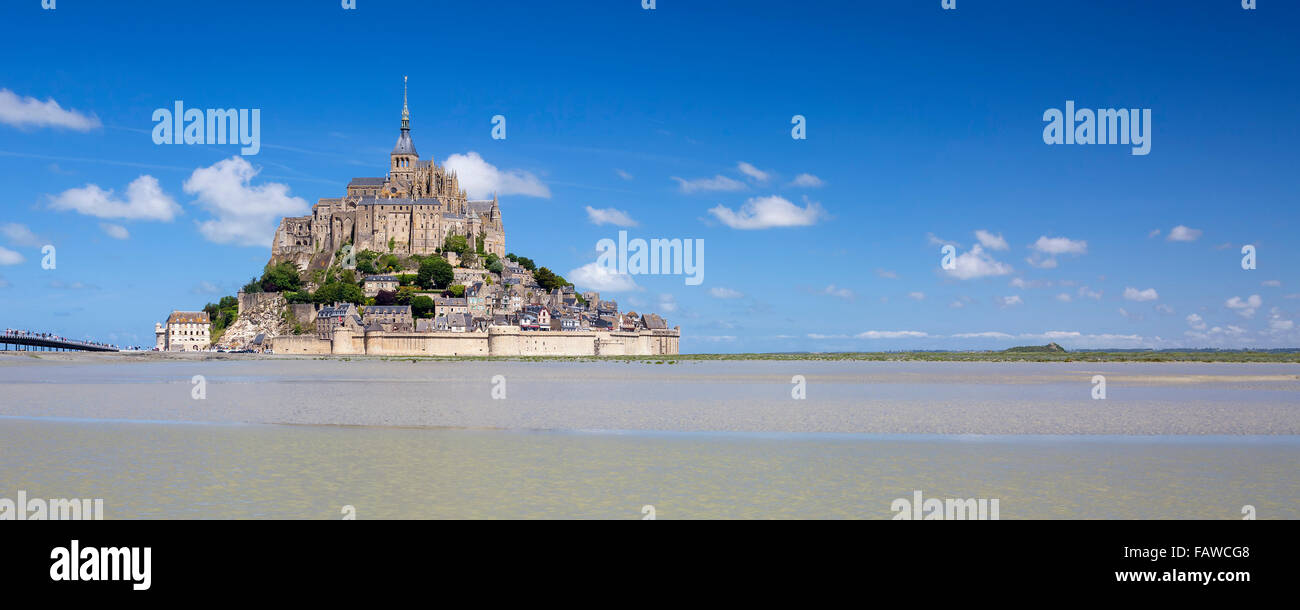 Vue panoramique sur le Mont-Saint-Michel avec ciel bleu, France. Banque D'Images