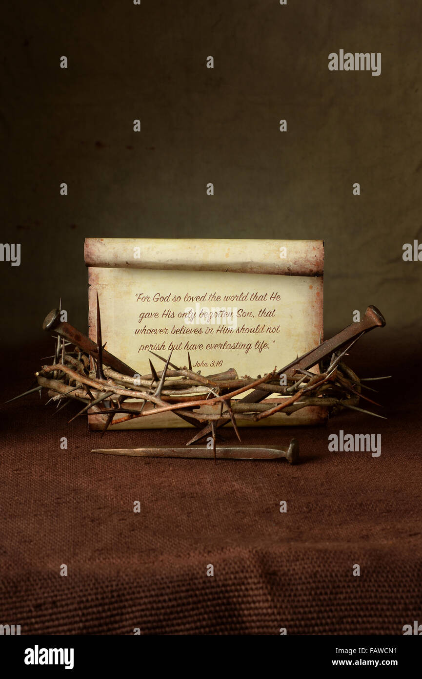 Couronne d'épines et les clous avec Jean 3:16 verset sur cloth Banque D'Images