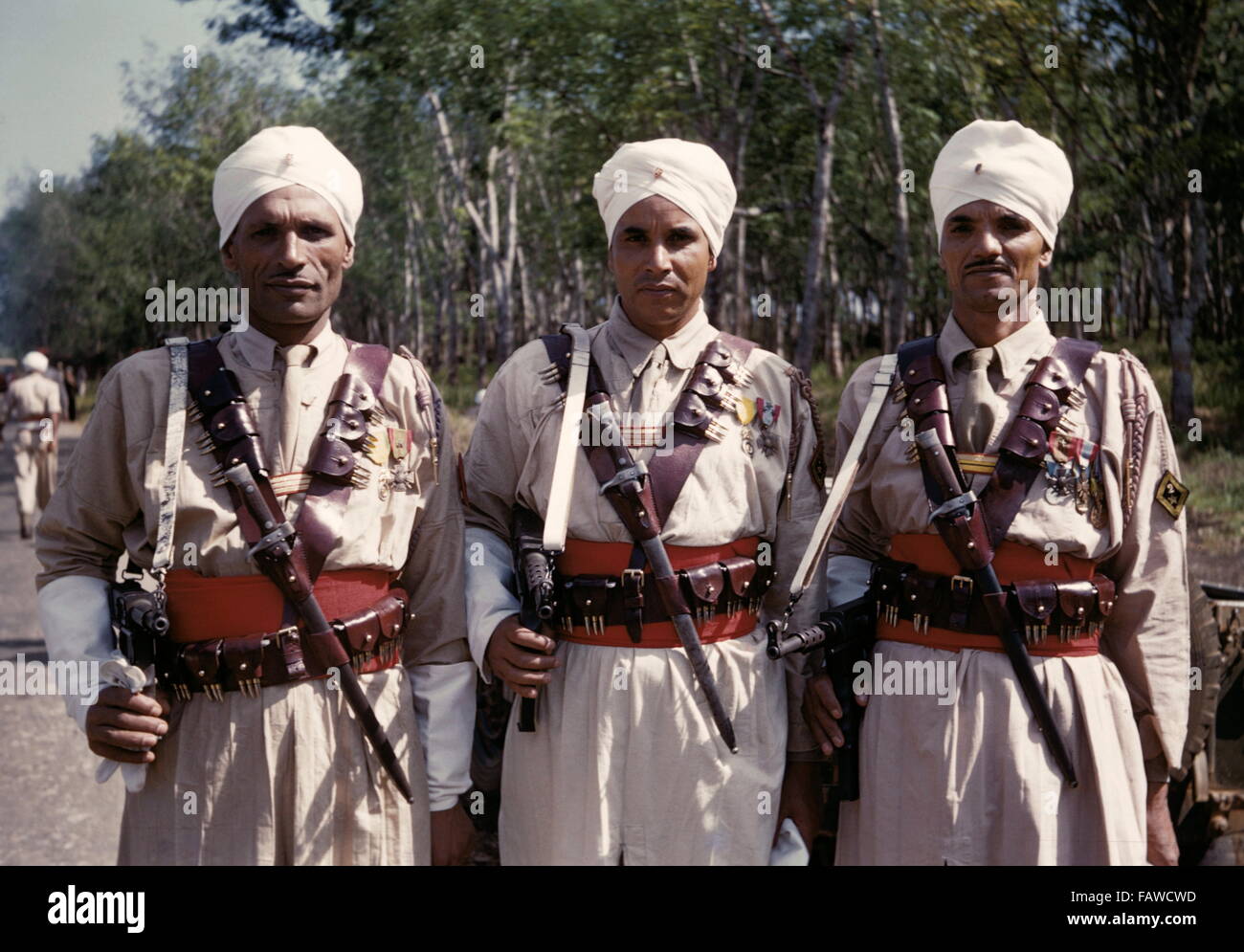 AJAXNETPHOTO. Fin des années 50 (environ). INDO-CHINE FRANÇAISE. - CROIX DE GUERRE - TROIS SOLDATS coloniaux français portent leur CROIX DE GUERRE MÉDAILLES ET AUTRES DÉCORATIONS POSE DEVANT L'APPAREIL PHOTO. PHOTO : JEAN CORREE/AJAX VINTAGE PHOTO LIBRARY REF:3  COLL JC Banque D'Images