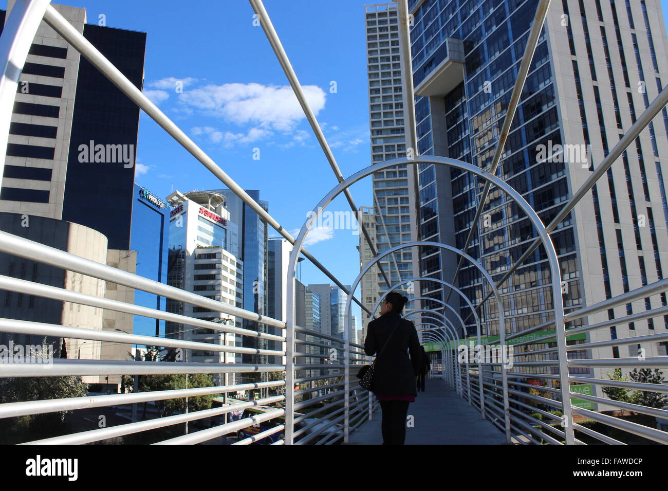 Passerelle piétonne moderne dans le quartier d'affaires moderne de Santa Fe, Mexico, CDMX, Mexique Banque D'Images