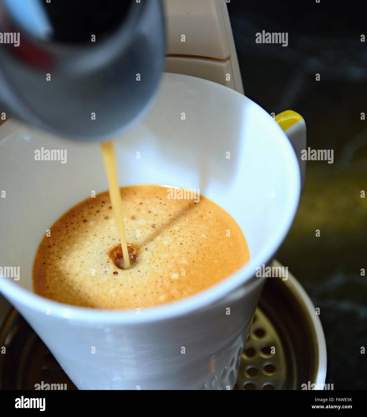 Libre tourné d'une douce chaude verser l'espresso dans la tasse dans une machine à expresso. Banque D'Images
